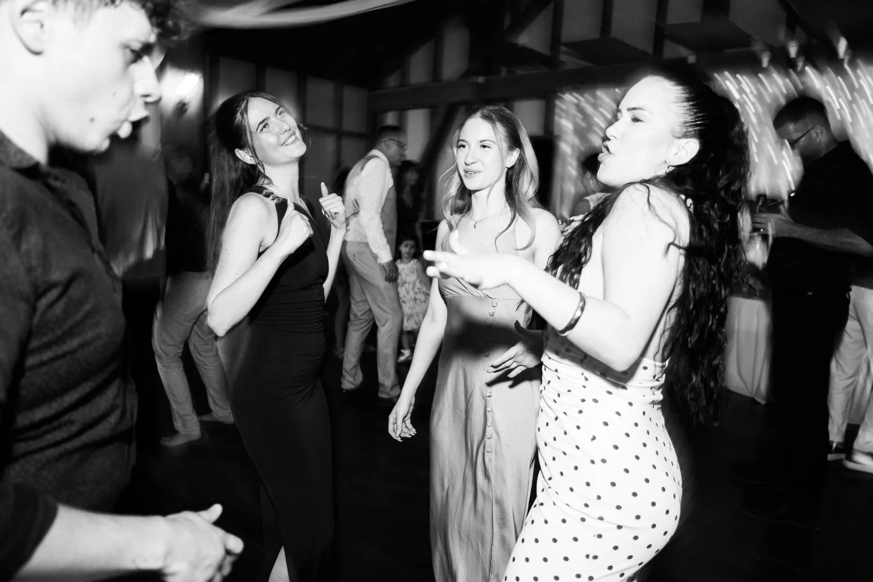 Vendégek tánca fekete-fehérben
